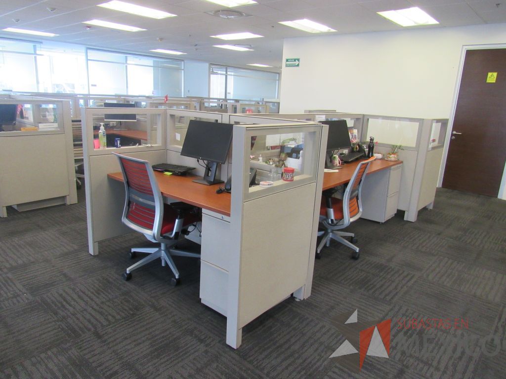 Lote 027 - Estación de trabajo para 6 personas de mampara baja con 6 archiveros de pedestal de 2 cajones - Imagen 4
