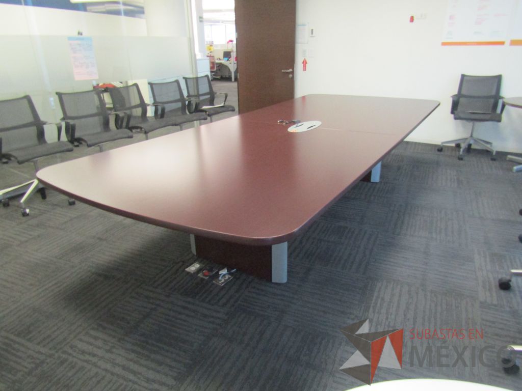 Lote 012 - Mesa de sala de juntas para 10 personas con accesorios para conexiones color café - Imagen 13