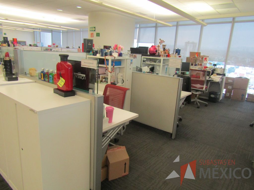 Lote 001 - Estación de trabajo para 6 personas de mampara baja con 6 gabinetes altos metálicos color blanco. - Imagen 3