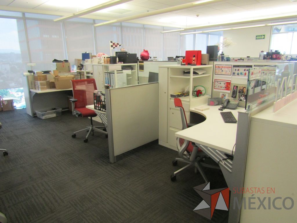 Lote 001 - Estación de trabajo para 6 personas de mampara baja con 6 gabinetes altos metálicos color blanco. - Imagen 4