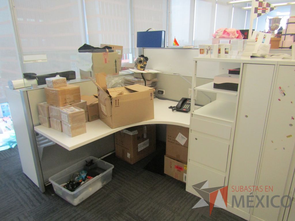 Lote 001 - Estación de trabajo para 6 personas de mampara baja con 6 gabinetes altos metálicos color blanco. - Imagen 5