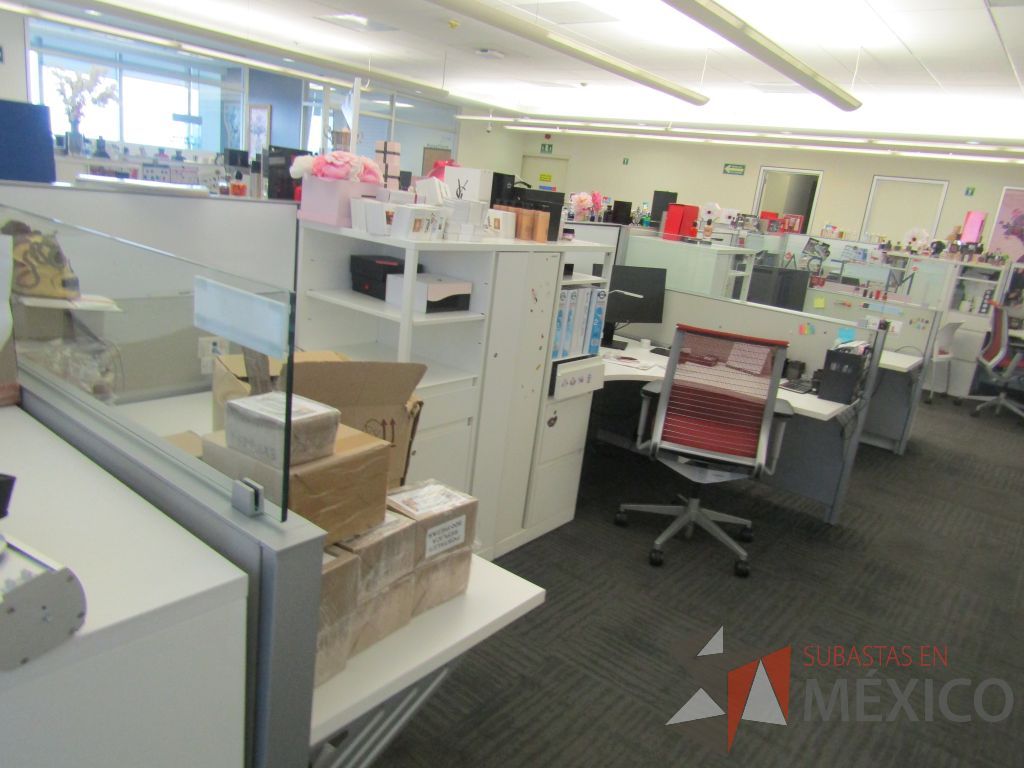 Lote 001 - Estación de trabajo para 6 personas de mampara baja con 6 gabinetes altos metálicos color blanco. - Imagen 12