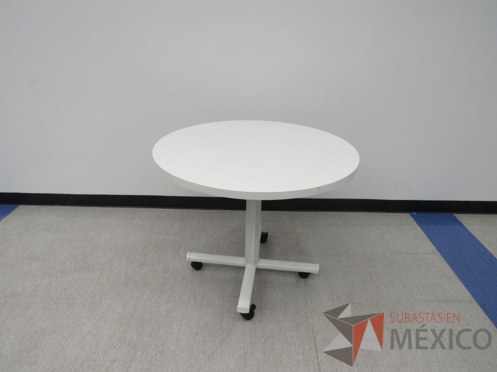 Lote 024 - Mesa de trabajo circular con base metálica blanca y cubierta color blanco.