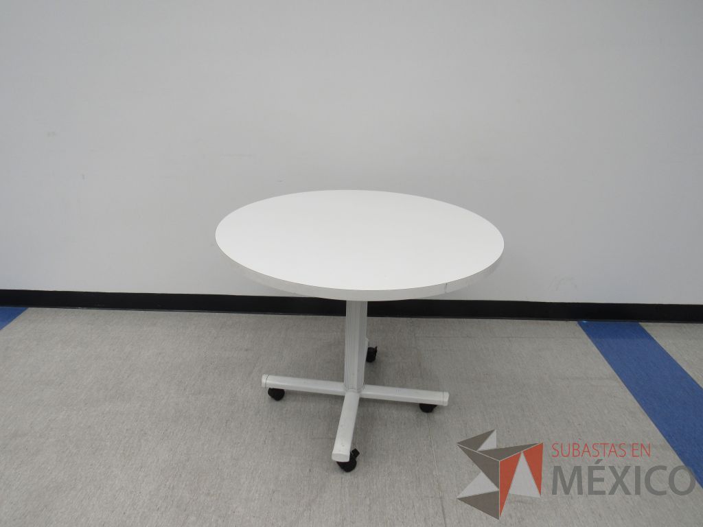 Lote 024 - Mesa de trabajo circular con base metálica blanca y cubierta color blanco. - Imagen 3