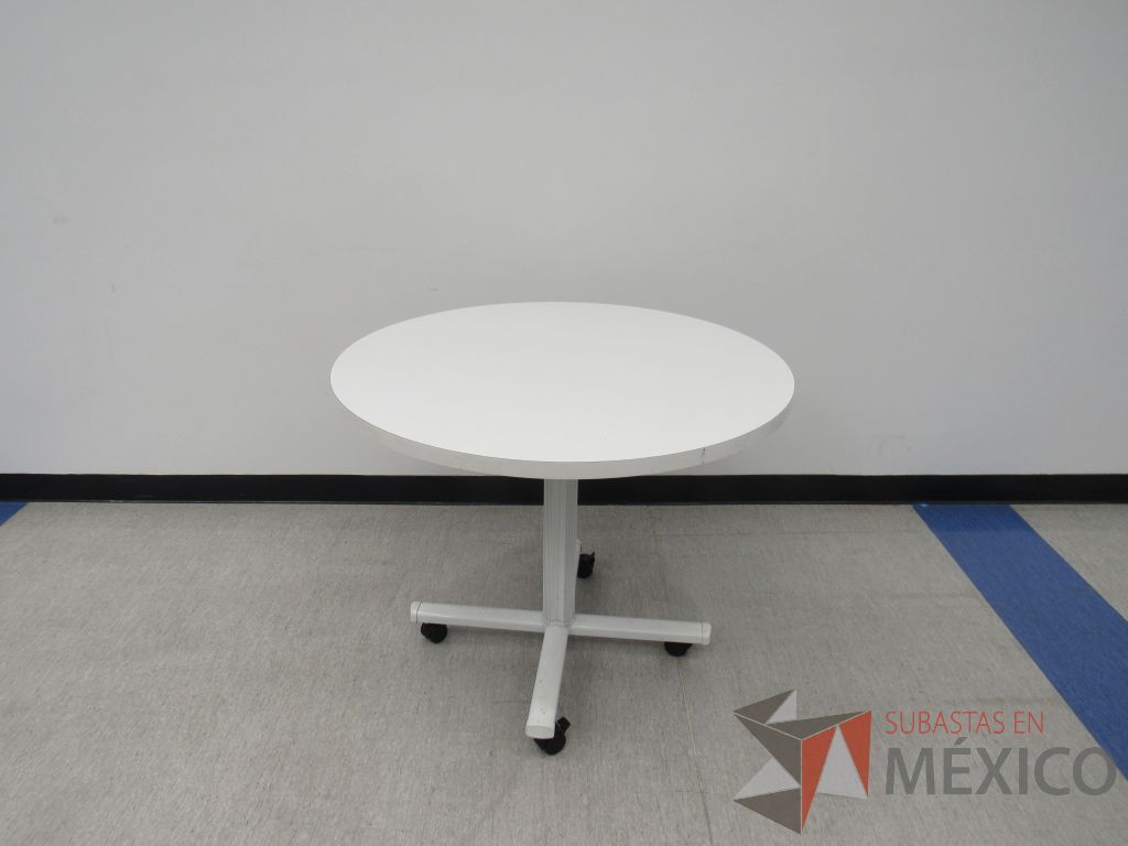 Lote 024 - Mesa de trabajo circular con base metálica blanca y cubierta color blanco. - Imagen 4