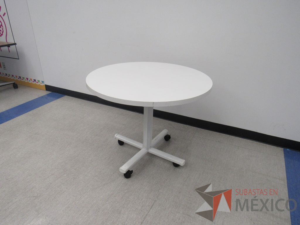 Lote 024 - Mesa de trabajo circular con base metálica blanca y cubierta color blanco. - Imagen 5