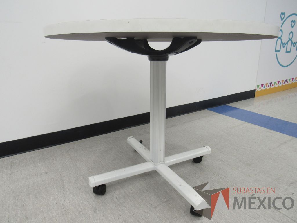 Lote 024 - Mesa de trabajo circular con base metálica blanca y cubierta color blanco. - Imagen 6