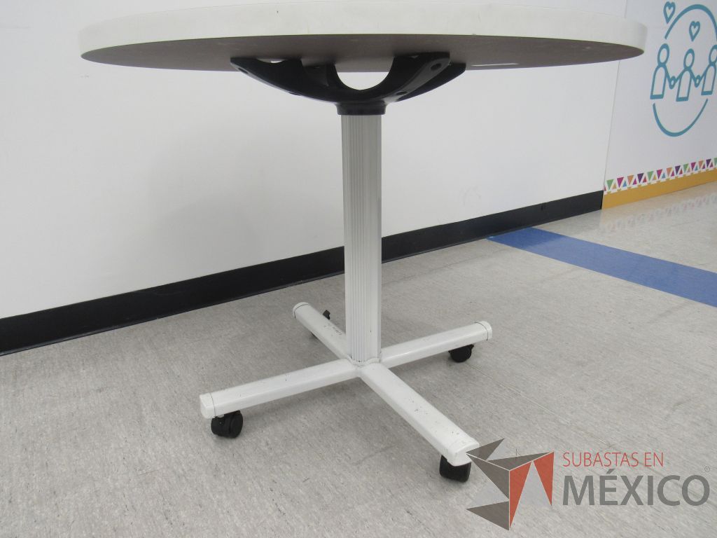 Lote 024 - Mesa de trabajo circular con base metálica blanca y cubierta color blanco. - Imagen 7