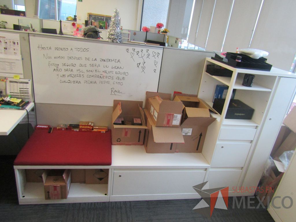 Lote 007 - Estación de trabajo para 9 personas de mampara baja con 9 gabinetes altos de 3 cajones, 1 puerta y 1 entrepaño color blanco. - Imagen 4