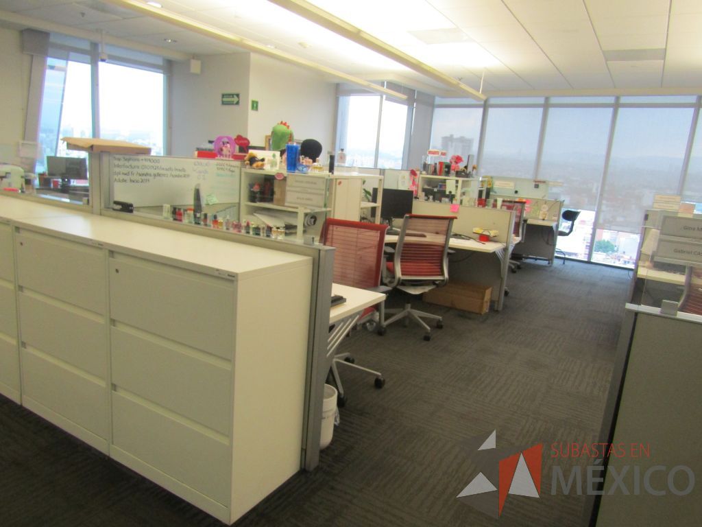 Lote 013 - Estación de trabajo para 7 personas con 7 gabinetes altos de 3 cajones, 1 puerta, 1 entrepaño color blanco, 1 credenza de 1 cajón,1 espacio para documentos y cojín de tela color rojo.