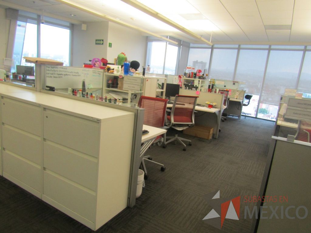 Lote 013 - Estación de trabajo para 7 personas con 7 gabinetes altos de 3 cajones, 1 puerta, 1 entrepaño color blanco, 1 credenza de 1 cajón,1 espacio para documentos y cojín de tela color rojo. - Imagen 3