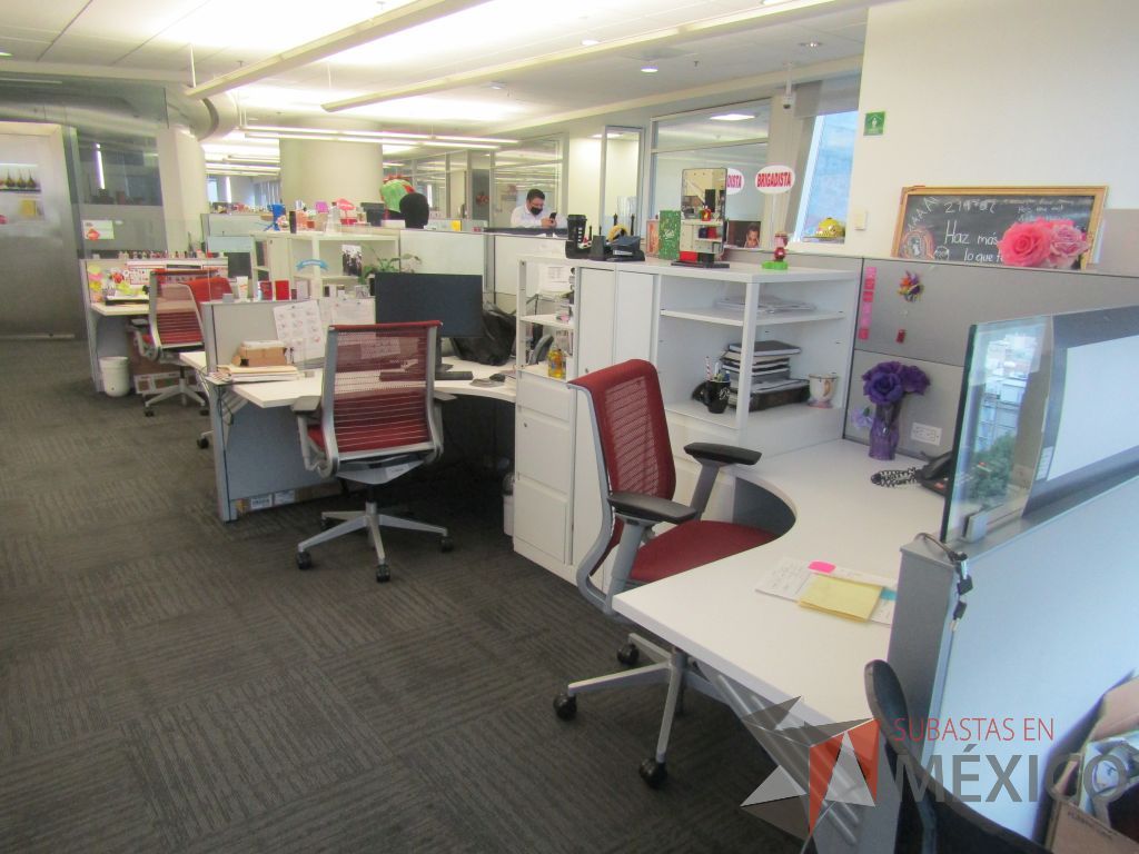 Lote 013 - Estación de trabajo para 7 personas con 7 gabinetes altos de 3 cajones, 1 puerta, 1 entrepaño color blanco, 1 credenza de 1 cajón,1 espacio para documentos y cojín de tela color rojo. - Imagen 4