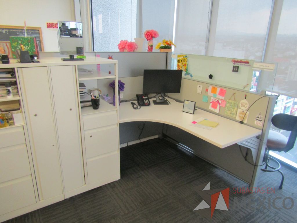 Lote 013 - Estación de trabajo para 7 personas con 7 gabinetes altos de 3 cajones, 1 puerta, 1 entrepaño color blanco, 1 credenza de 1 cajón,1 espacio para documentos y cojín de tela color rojo. - Imagen 6