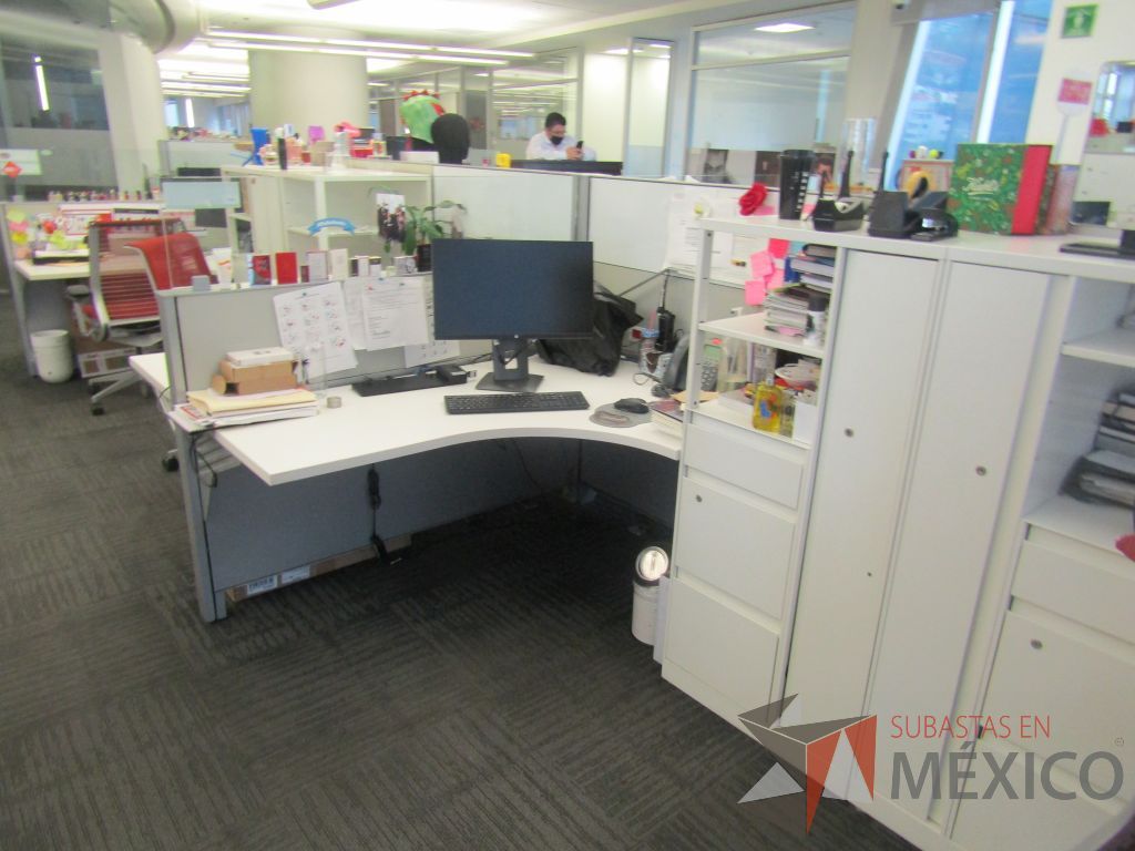 Lote 013 - Estación de trabajo para 7 personas con 7 gabinetes altos de 3 cajones, 1 puerta, 1 entrepaño color blanco, 1 credenza de 1 cajón,1 espacio para documentos y cojín de tela color rojo. - Imagen 7