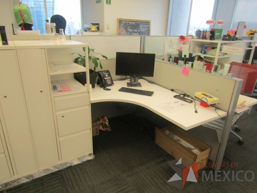 Lote 013 - Estación de trabajo para 7 personas con 7 gabinetes altos de 3 cajones, 1 puerta, 1 entrepaño color blanco, 1 credenza de 1 cajón,1 espacio para documentos y cojín de tela color rojo. - Imagen 8