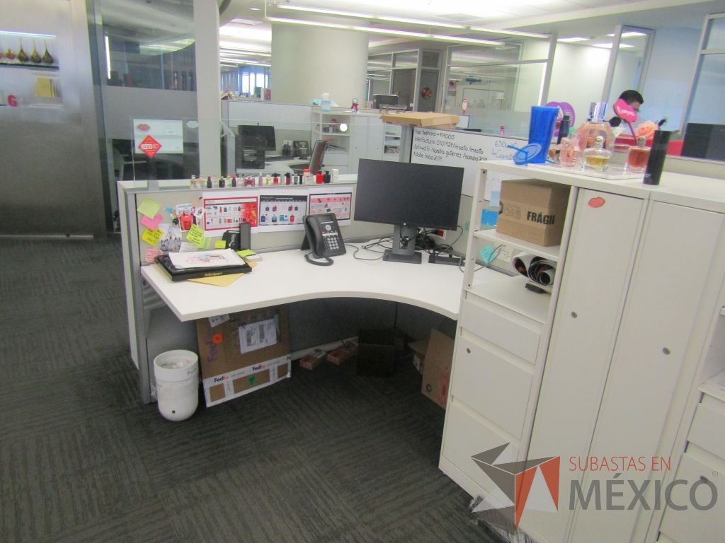 Lote 013 - Estación de trabajo para 7 personas con 7 gabinetes altos de 3 cajones, 1 puerta, 1 entrepaño color blanco, 1 credenza de 1 cajón,1 espacio para documentos y cojín de tela color rojo. - Imagen 9