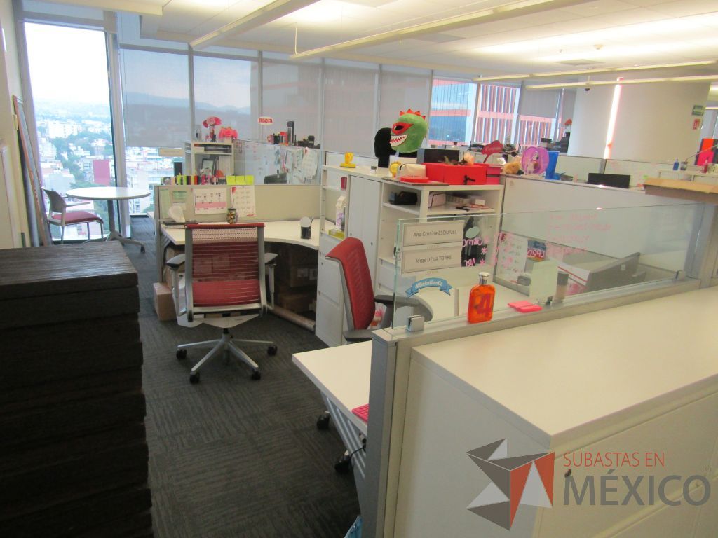 Lote 013 - Estación de trabajo para 7 personas con 7 gabinetes altos de 3 cajones, 1 puerta, 1 entrepaño color blanco, 1 credenza de 1 cajón,1 espacio para documentos y cojín de tela color rojo. - Imagen 10