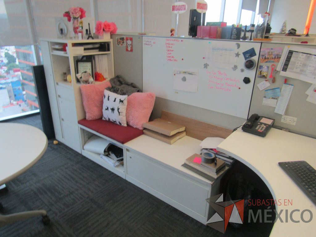 Lote 013 - Estación de trabajo para 7 personas con 7 gabinetes altos de 3 cajones, 1 puerta, 1 entrepaño color blanco, 1 credenza de 1 cajón,1 espacio para documentos y cojín de tela color rojo. - Imagen 11
