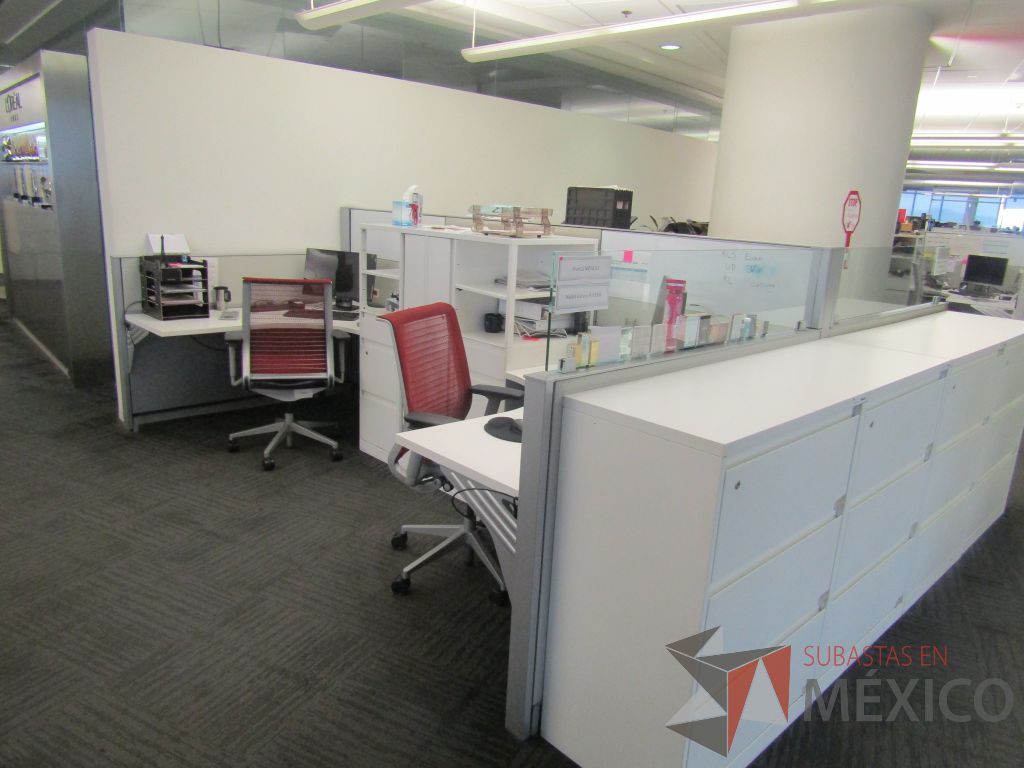 Lote 029 - Estación de trabajo para 4 personas con 4 gabinetes altos de 3 cajones, 1 puerta y 1 entrepaño color blanco. - Imagen 2