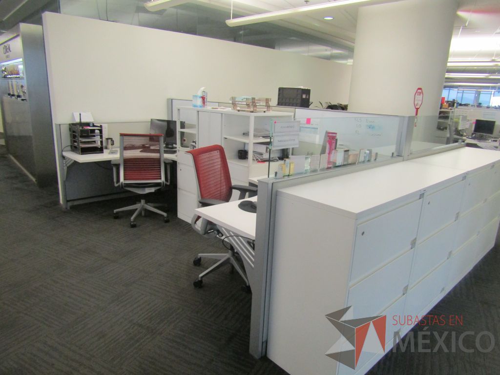 Lote 029 - Estación de trabajo para 4 personas con 4 gabinetes altos de 3 cajones, 1 puerta y 1 entrepaño color blanco. - Imagen 3