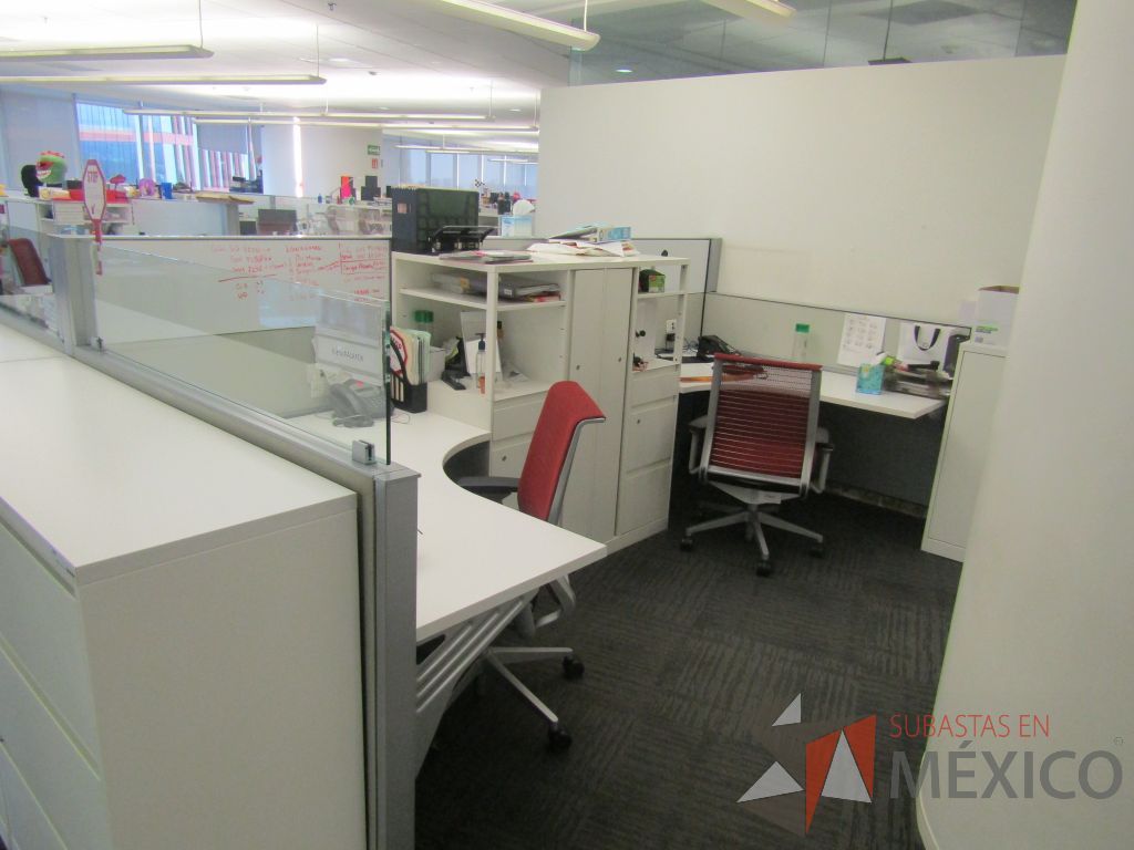 Lote 029 - Estación de trabajo para 4 personas con 4 gabinetes altos de 3 cajones, 1 puerta y 1 entrepaño color blanco. - Imagen 4