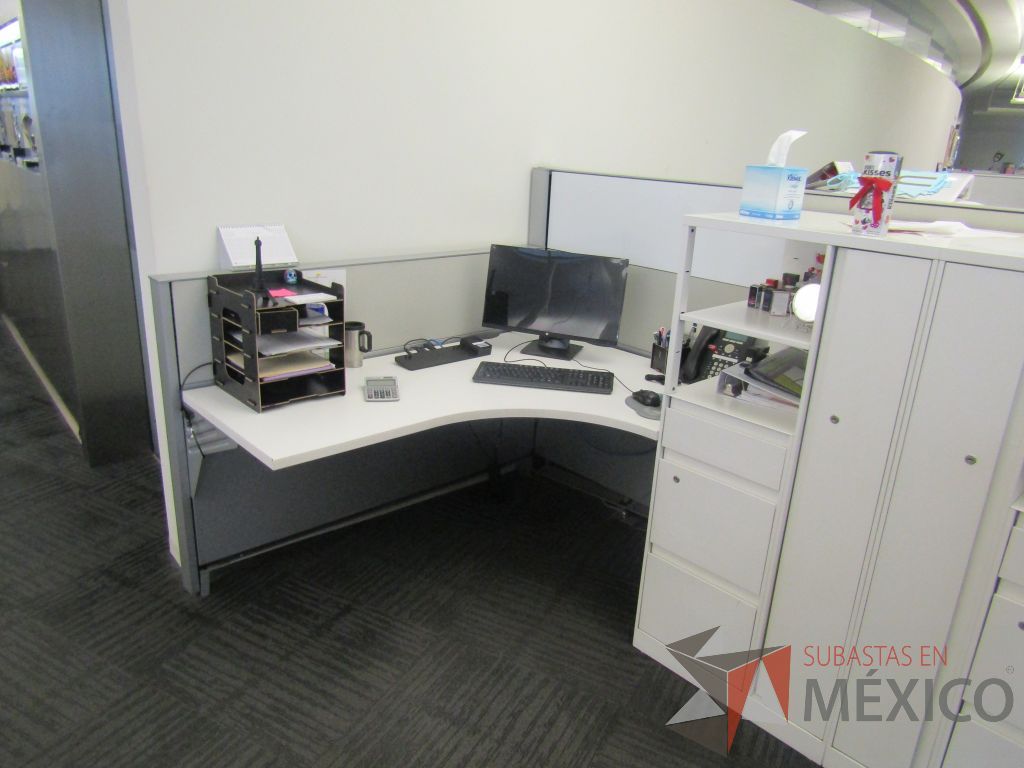 Lote 029 - Estación de trabajo para 4 personas con 4 gabinetes altos de 3 cajones, 1 puerta y 1 entrepaño color blanco. - Imagen 6