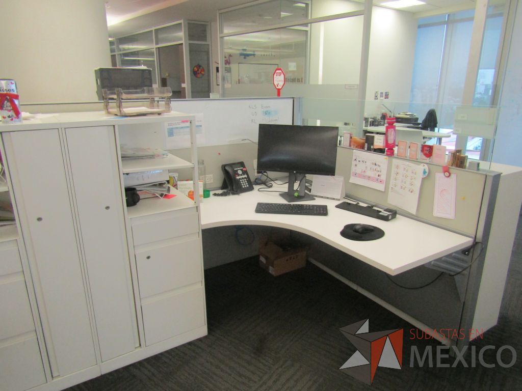 Lote 029 - Estación de trabajo para 4 personas con 4 gabinetes altos de 3 cajones, 1 puerta y 1 entrepaño color blanco. - Imagen 7