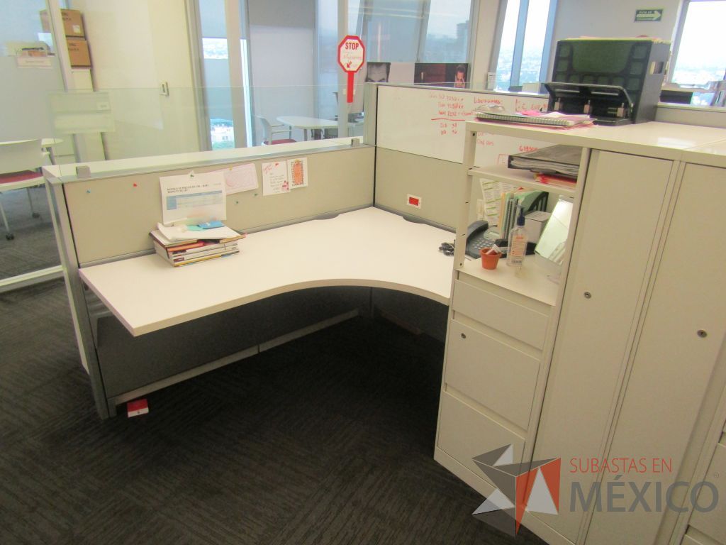Lote 029 - Estación de trabajo para 4 personas con 4 gabinetes altos de 3 cajones, 1 puerta y 1 entrepaño color blanco. - Imagen 8