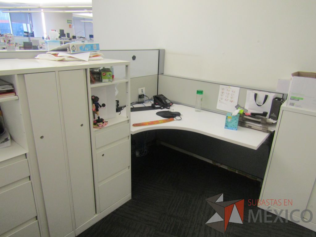 Lote 029 - Estación de trabajo para 4 personas con 4 gabinetes altos de 3 cajones, 1 puerta y 1 entrepaño color blanco. - Imagen 9