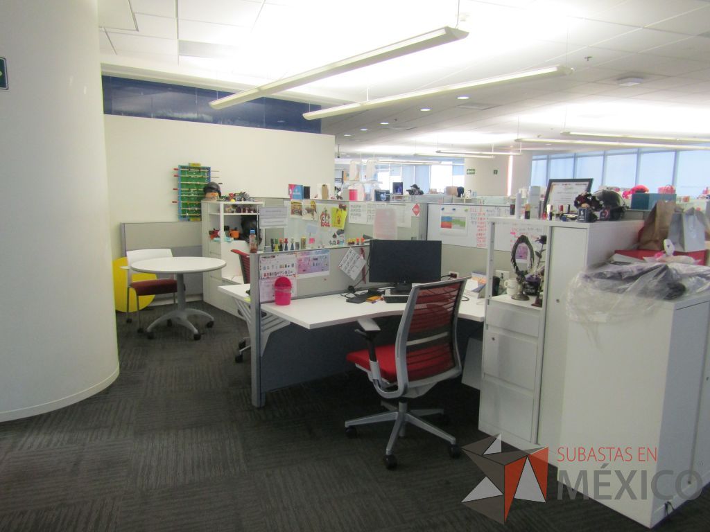 Lote 038 - Estación de trabajo para 5 personas con 5 gabinetes altos de 3 cajones, 1 puerta y 1 entrepaño color blanco, 1 credenza de 1 cajón,1 espacio para documentos y cojín de tela color rojo. - Imagen 2