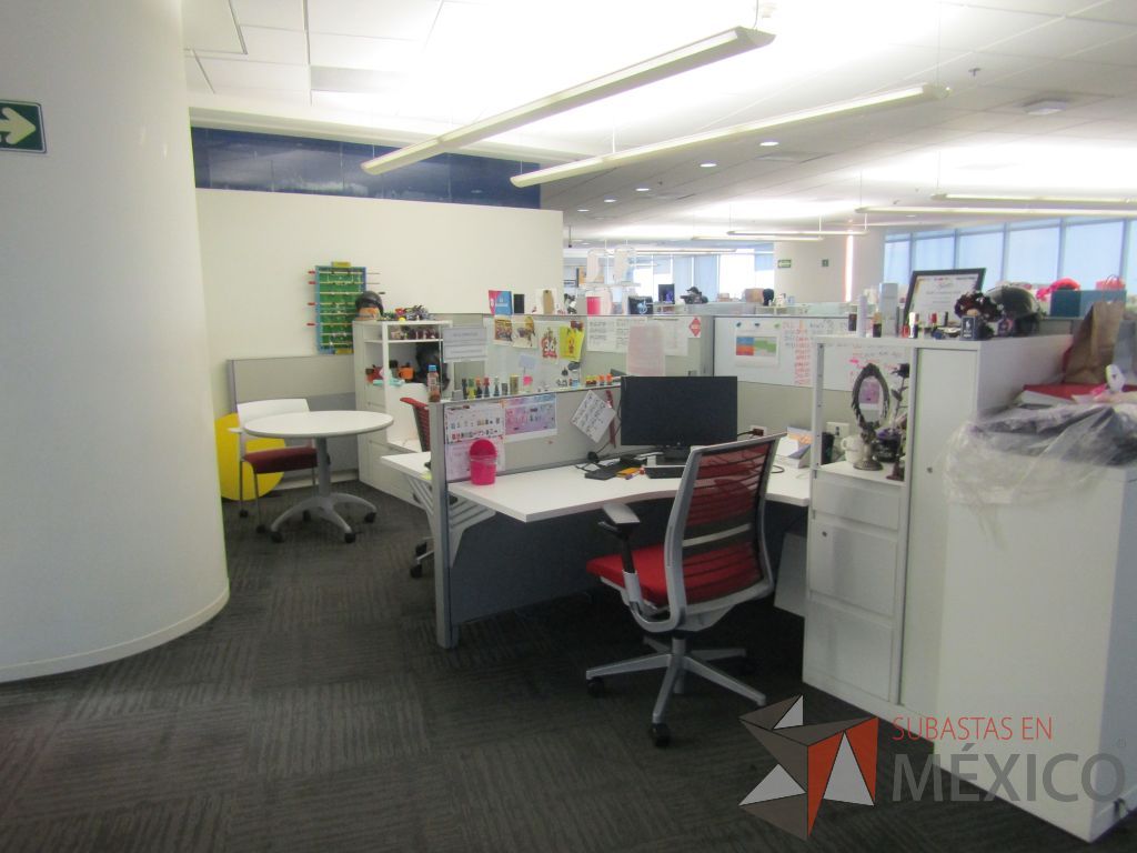 Lote 038 - Estación de trabajo para 5 personas con 5 gabinetes altos de 3 cajones, 1 puerta y 1 entrepaño color blanco, 1 credenza de 1 cajón,1 espacio para documentos y cojín de tela color rojo. - Imagen 3