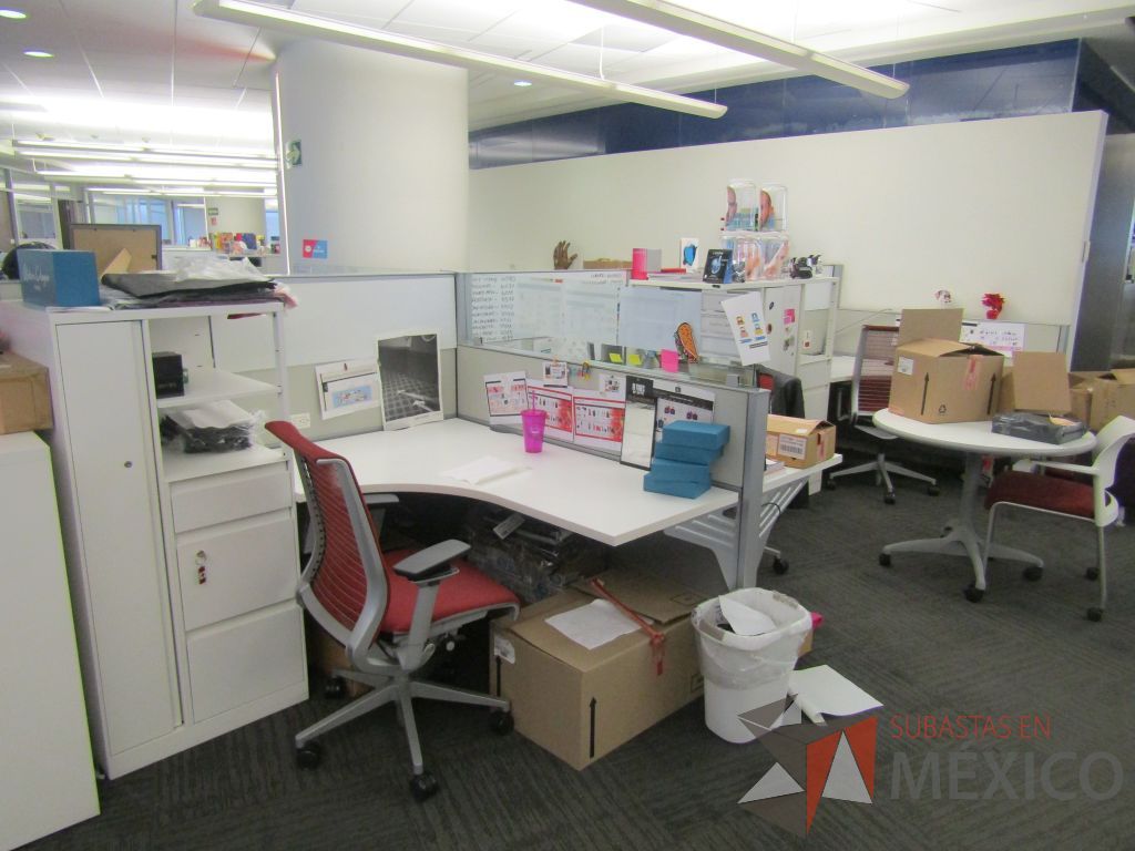 Lote 038 - Estación de trabajo para 5 personas con 5 gabinetes altos de 3 cajones, 1 puerta y 1 entrepaño color blanco, 1 credenza de 1 cajón,1 espacio para documentos y cojín de tela color rojo. - Imagen 4