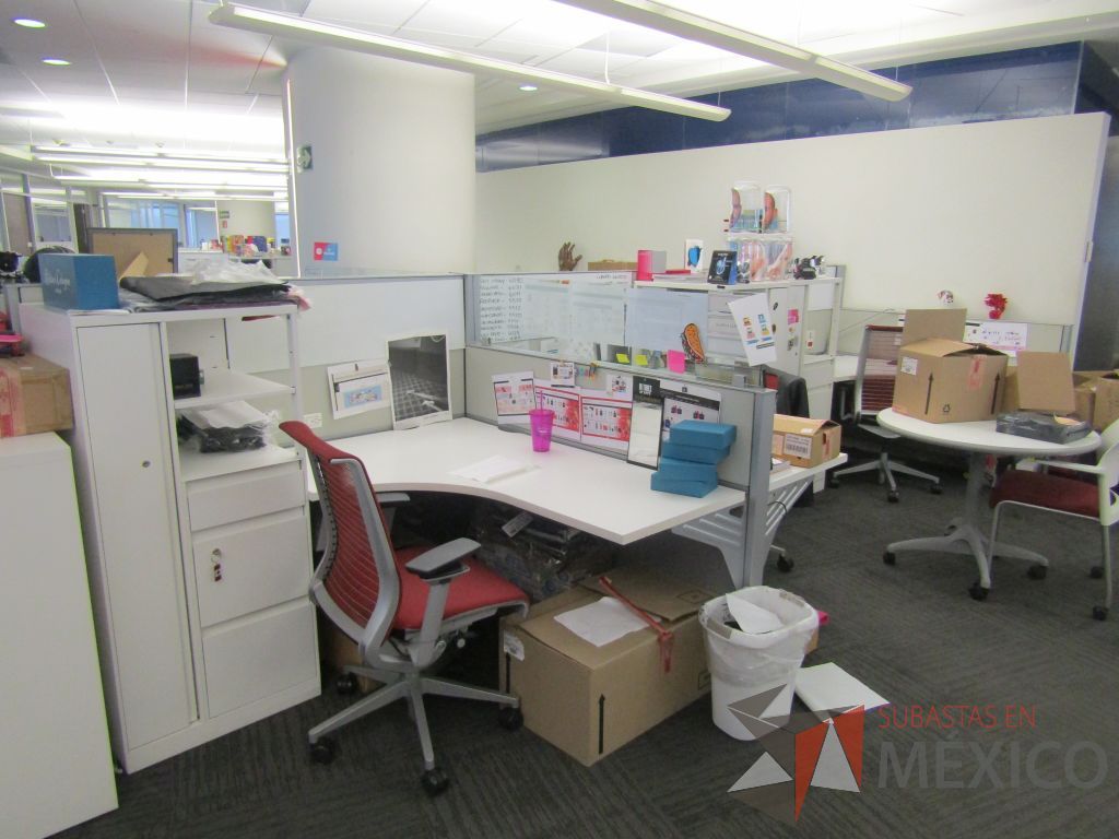 Lote 038 - Estación de trabajo para 5 personas con 5 gabinetes altos de 3 cajones, 1 puerta y 1 entrepaño color blanco, 1 credenza de 1 cajón,1 espacio para documentos y cojín de tela color rojo. - Imagen 5