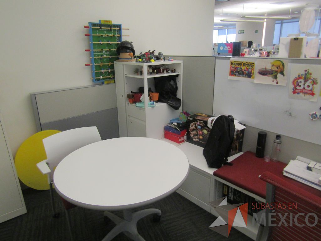Lote 038 - Estación de trabajo para 5 personas con 5 gabinetes altos de 3 cajones, 1 puerta y 1 entrepaño color blanco, 1 credenza de 1 cajón,1 espacio para documentos y cojín de tela color rojo. - Imagen 6