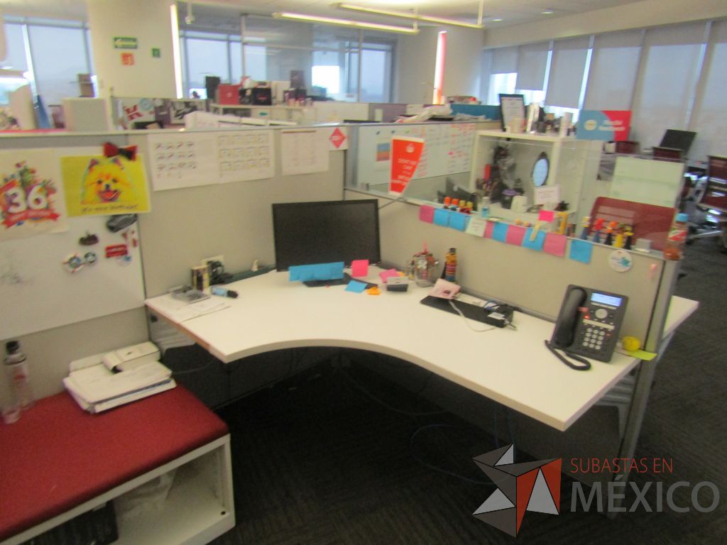 Lote 038 - Estación de trabajo para 5 personas con 5 gabinetes altos de 3 cajones, 1 puerta y 1 entrepaño color blanco, 1 credenza de 1 cajón,1 espacio para documentos y cojín de tela color rojo. - Imagen 7