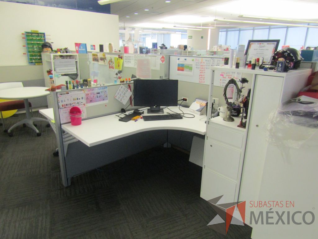 Lote 038 - Estación de trabajo para 5 personas con 5 gabinetes altos de 3 cajones, 1 puerta y 1 entrepaño color blanco, 1 credenza de 1 cajón,1 espacio para documentos y cojín de tela color rojo. - Imagen 8