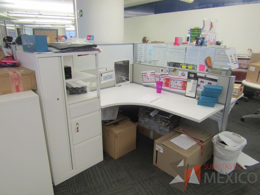 Lote 038 - Estación de trabajo para 5 personas con 5 gabinetes altos de 3 cajones, 1 puerta y 1 entrepaño color blanco, 1 credenza de 1 cajón,1 espacio para documentos y cojín de tela color rojo. - Imagen 9