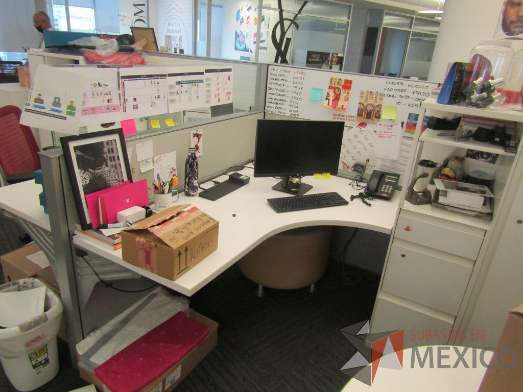Lote 038 - Estación de trabajo para 5 personas con 5 gabinetes altos de 3 cajones, 1 puerta y 1 entrepaño color blanco, 1 credenza de 1 cajón,1 espacio para documentos y cojín de tela color rojo. - Imagen 10
