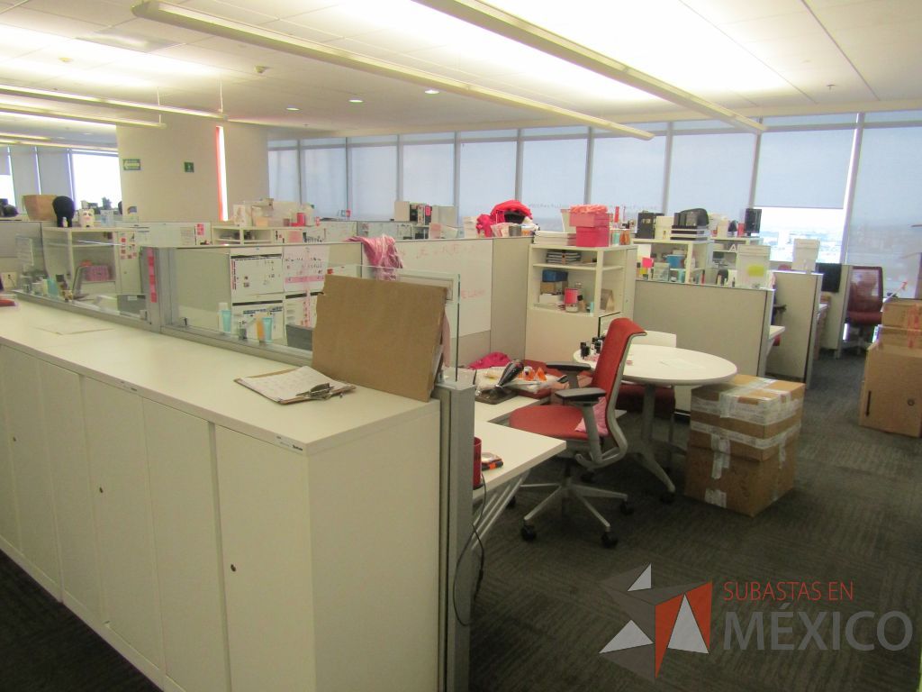 Lote 074 - Estación de trabajo para 6 personas con 6 gabinetes altos de 3 cajones, 1 puerta y 1 entrepaño color blanco. - Imagen 2