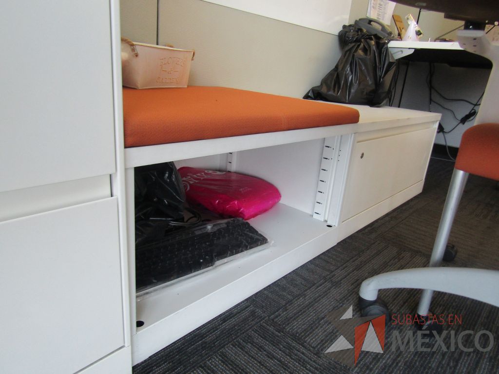 Lote 066 - Estación de trabajo para 5 personas con 5 gabinetes altos de 3 cajones, 1 puerta y 1 entrepaño color blanco 1 credenza de 1 cajón,1 espacio para documentos y cojín de tela color naranja. - Imagen 7