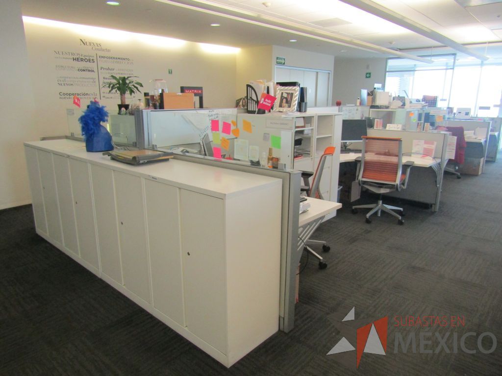 Lote 028 - Estación de trabajo para 9 personas color blanco y 1 credenza de 1 cajón,1 espacio para documentos y cojín de tela color rojo
