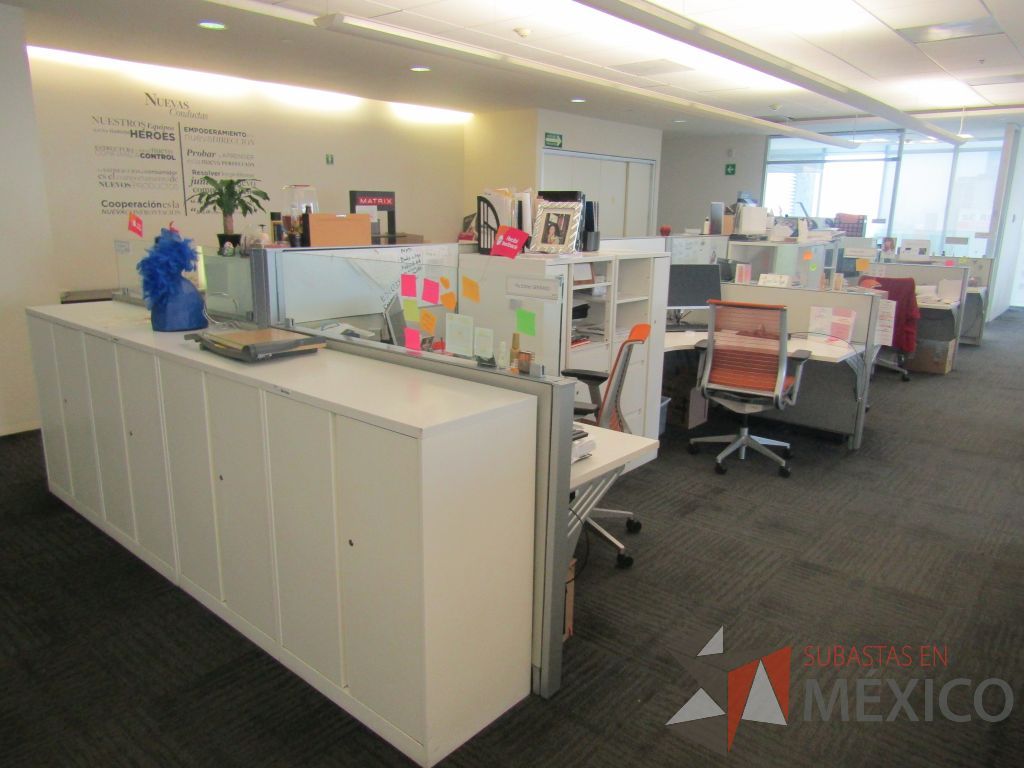 Lote 028 - Estación de trabajo para 9 personas color blanco y 1 credenza de 1 cajón,1 espacio para documentos y cojín de tela color rojo - Imagen 3