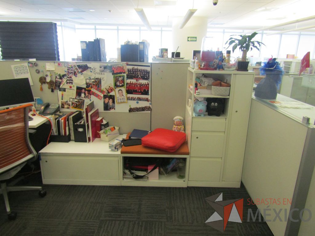 Lote 028 - Estación de trabajo para 9 personas color blanco y 1 credenza de 1 cajón,1 espacio para documentos y cojín de tela color rojo - Imagen 13