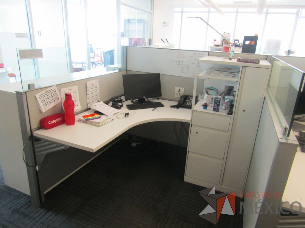 Lote 028 - Estación de trabajo para 9 personas color blanco y 1 credenza de 1 cajón,1 espacio para documentos y cojín de tela color rojo - Imagen 18