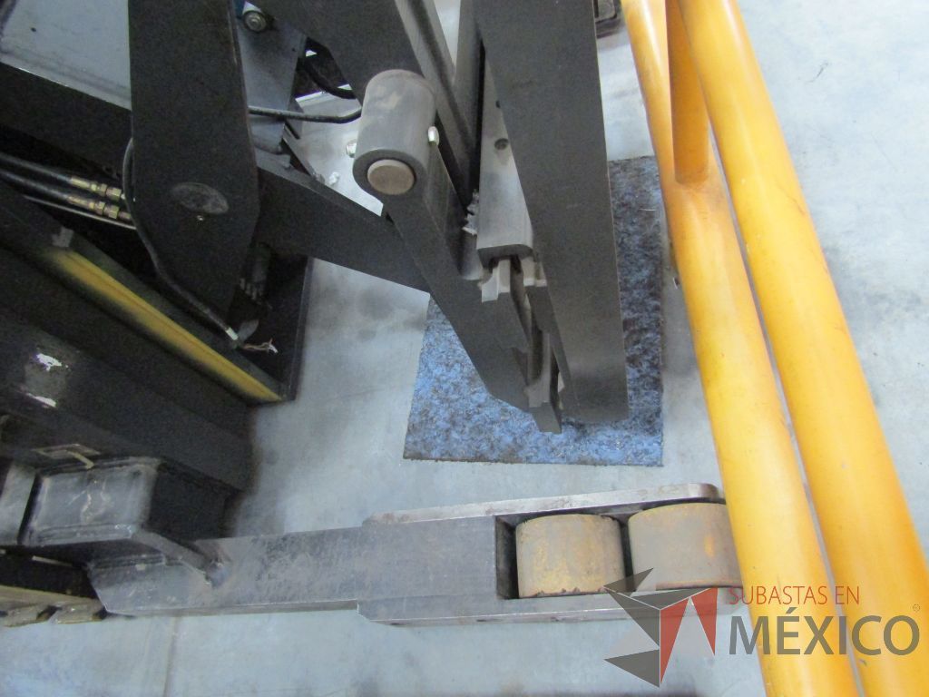 Lote 003- Montacargas Caterpillar NRR45, año 2004, en malas condiciones - Imagen 5