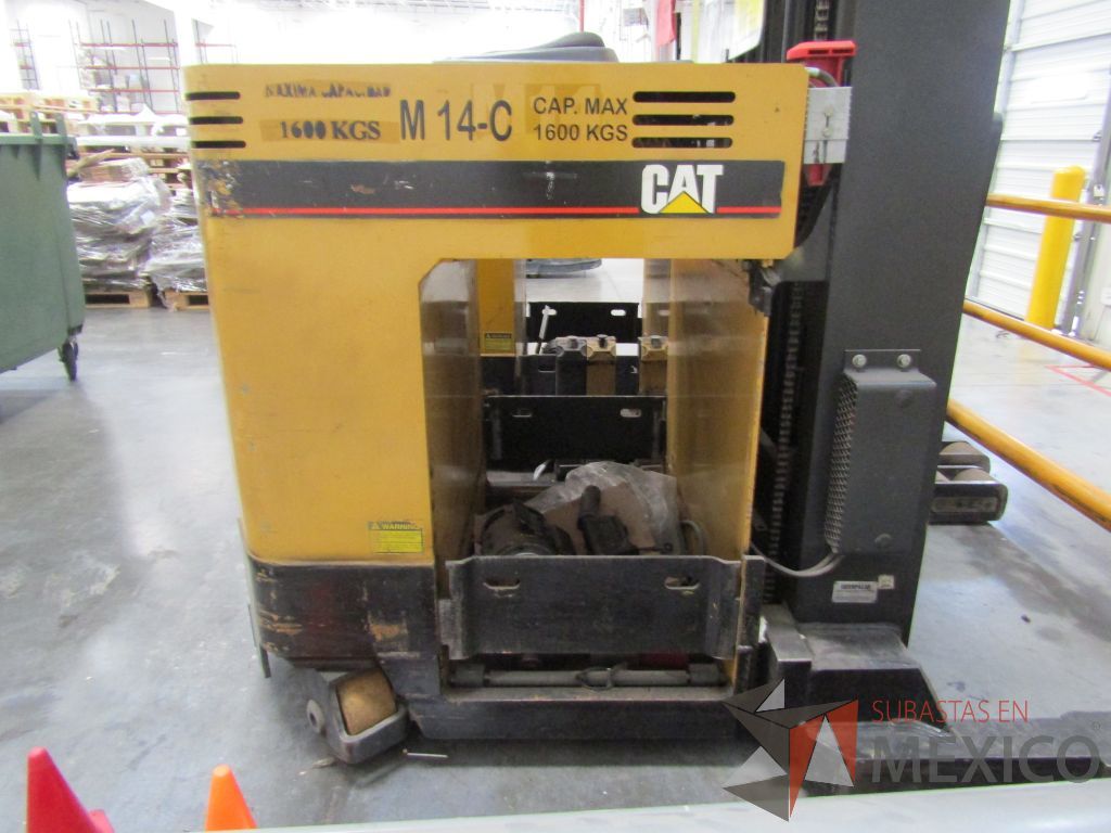 Lote 006-Montacargas Caterpillar NRR45, año 2004, en mal estado