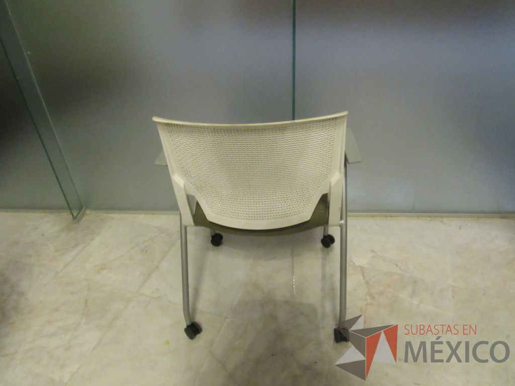 Lote 059 - 20 Sillas de visita con rueda, asiento en tela color verde y respaldo color blanco - Imagen 8