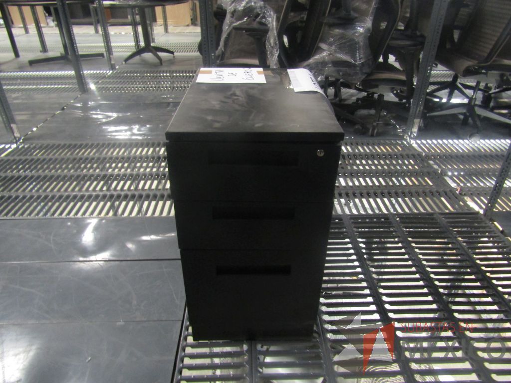 Lote 001 - Más de 600 artículos de, archiveros, botes para basura, ceniceros, loncheras y cubiertas. - Imagen 3