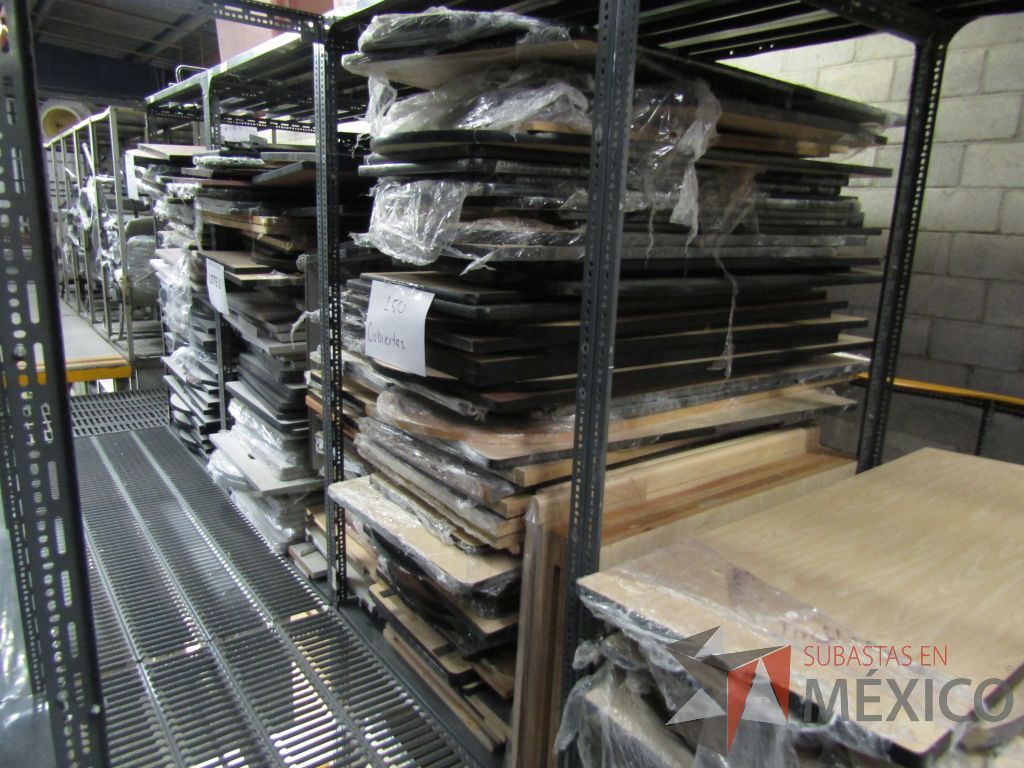 Lote 001 - Más de 600 artículos de, archiveros, botes para basura, ceniceros, loncheras y cubiertas. - Imagen 45