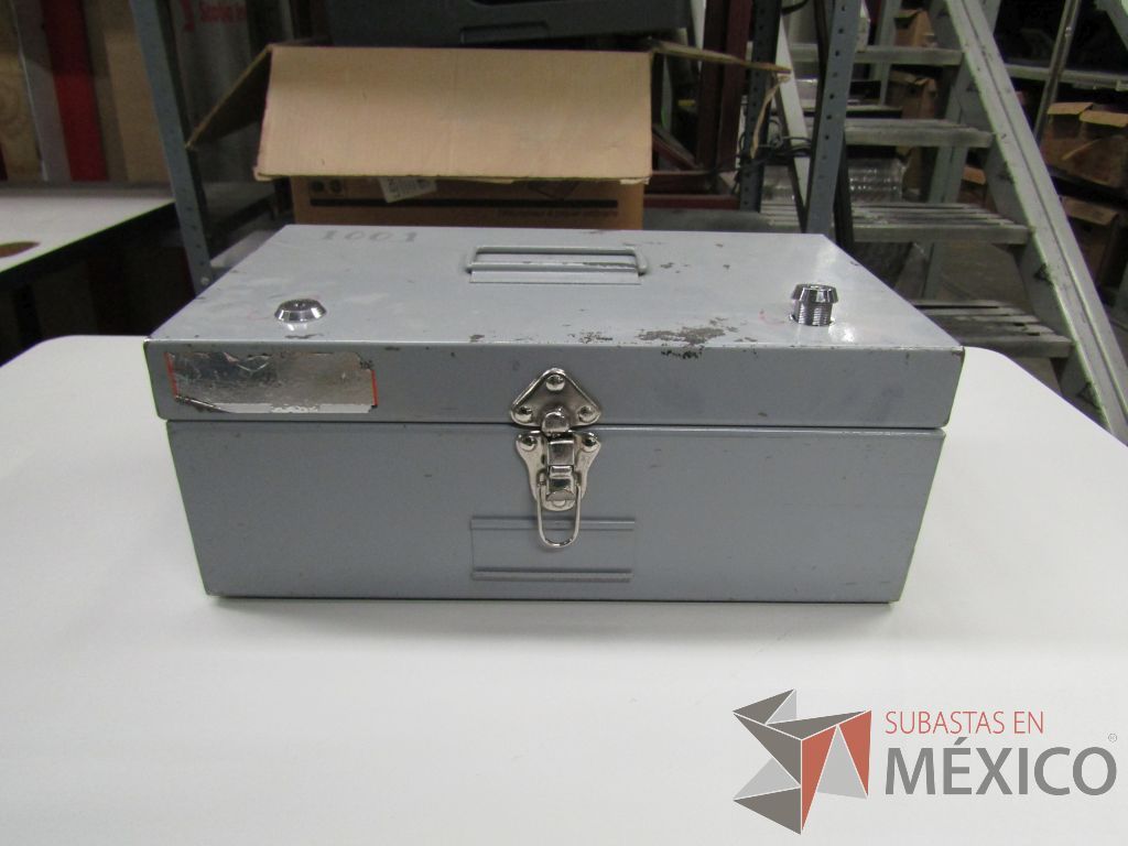 Lote 001 - Más de 600 artículos de, archiveros, botes para basura, ceniceros, loncheras y cubiertas. - Imagen 65